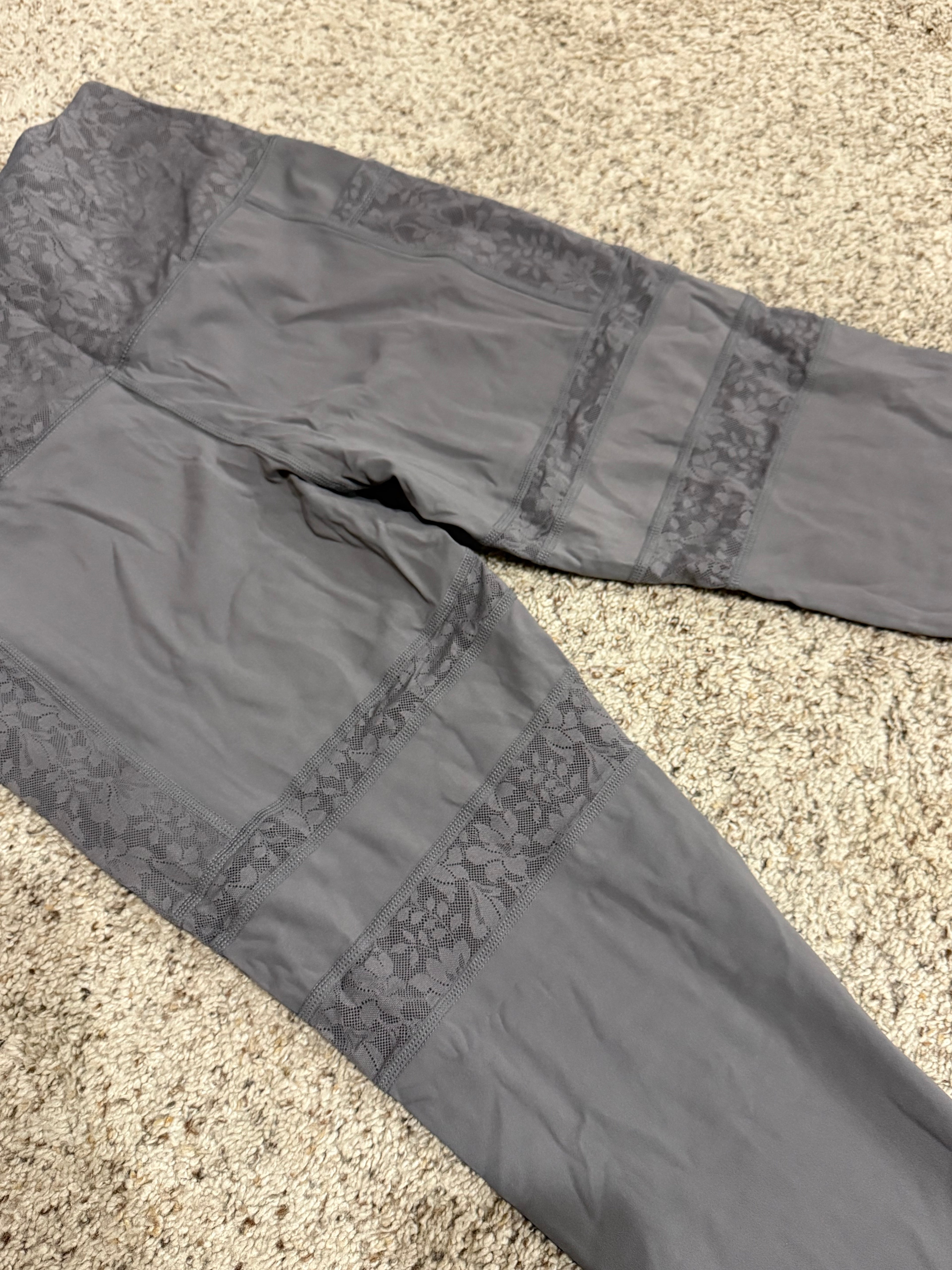 Yogo Yoga Queens Women's Leggings – Gray Lace Accent