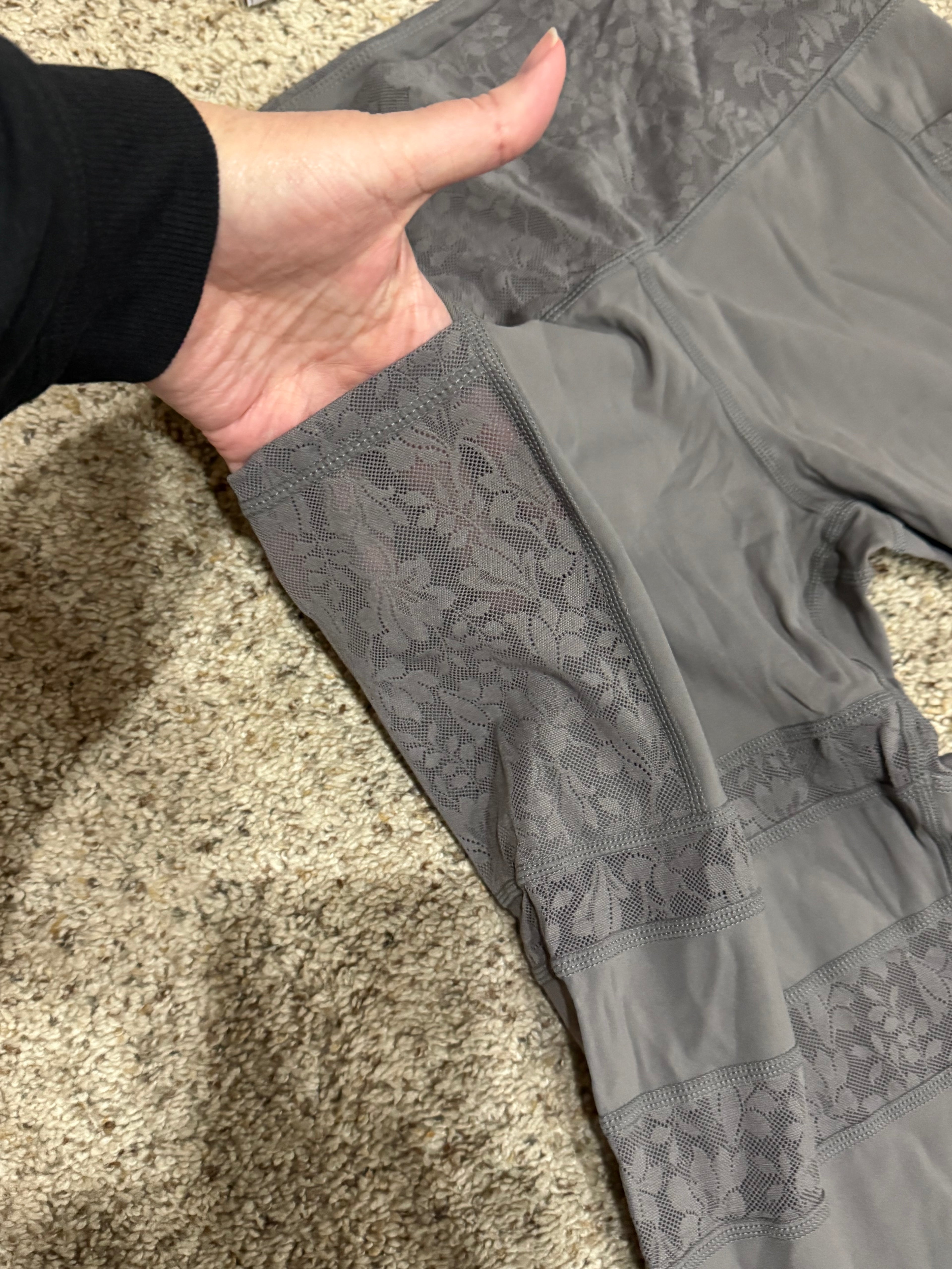 Yogo Yoga Queens Women's Leggings – Gray Lace Accent